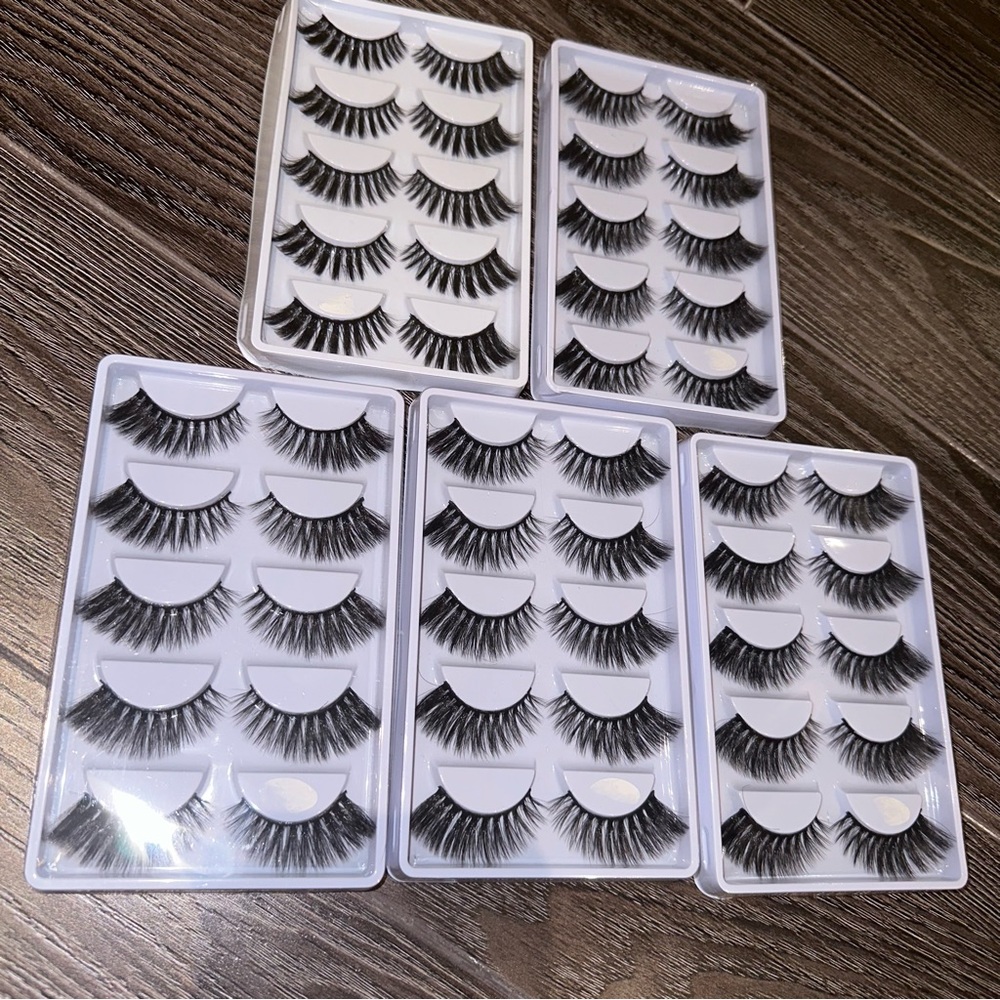 5 pm - 30 pairs of false eyelashes